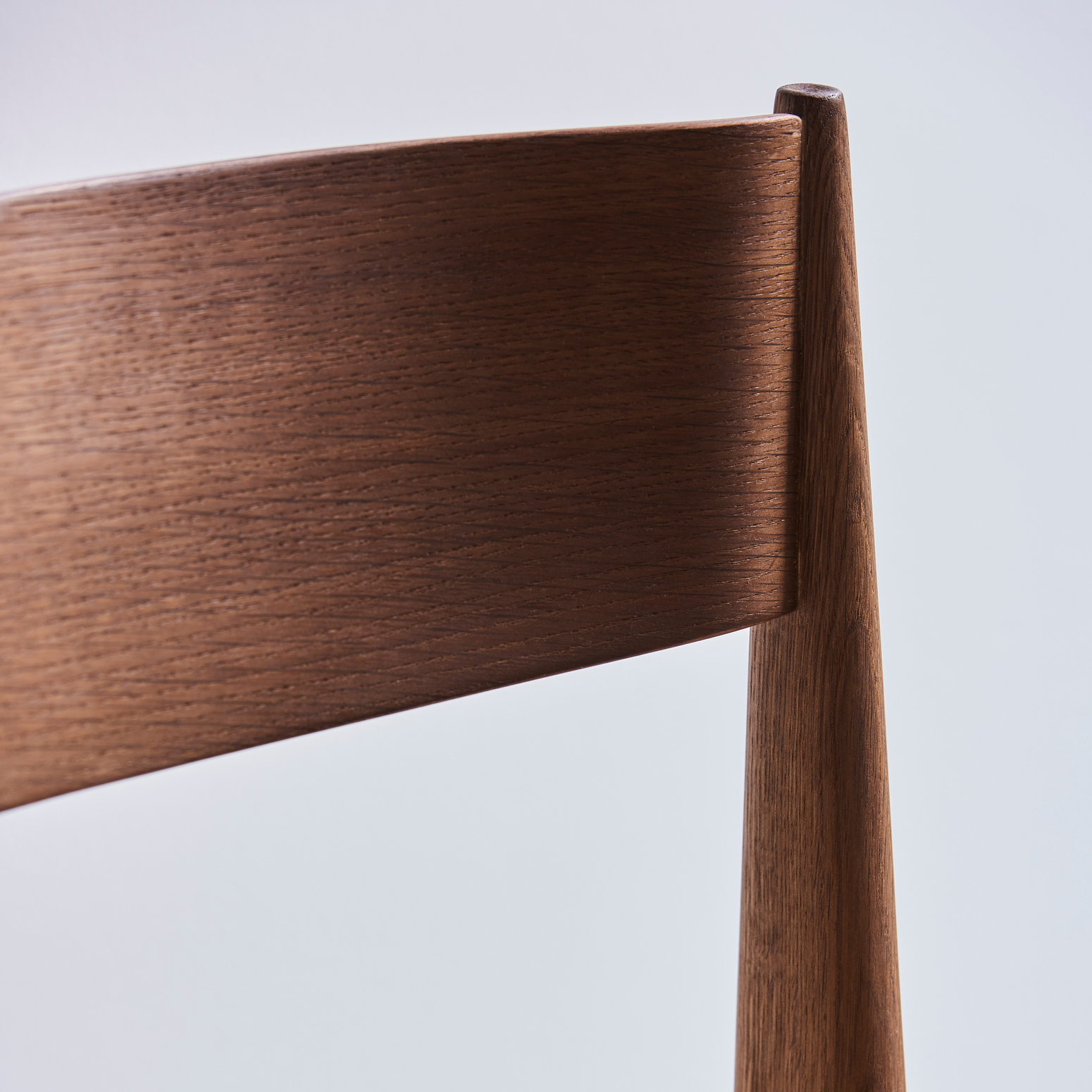 Ryggen til spisestolen Pia Chair fra dk3 er støpt, som gir optimal sittekomfort.