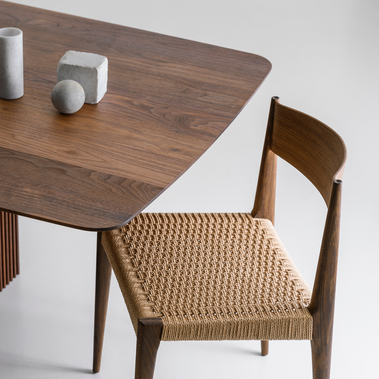 Designet bak Pia Chair fra dk3 følger prinsippet «less is more» med fokus på tidløshet og smart materialbruk, uten at det går på bekostning av kvalitet og komfort.