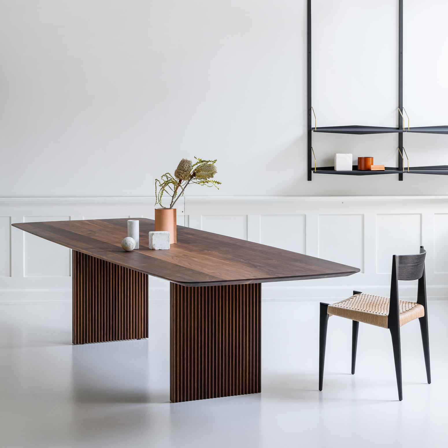 Pia Chair fra dk3 i sortlakkert eik med sete som er flettet i naturpapirsnor.