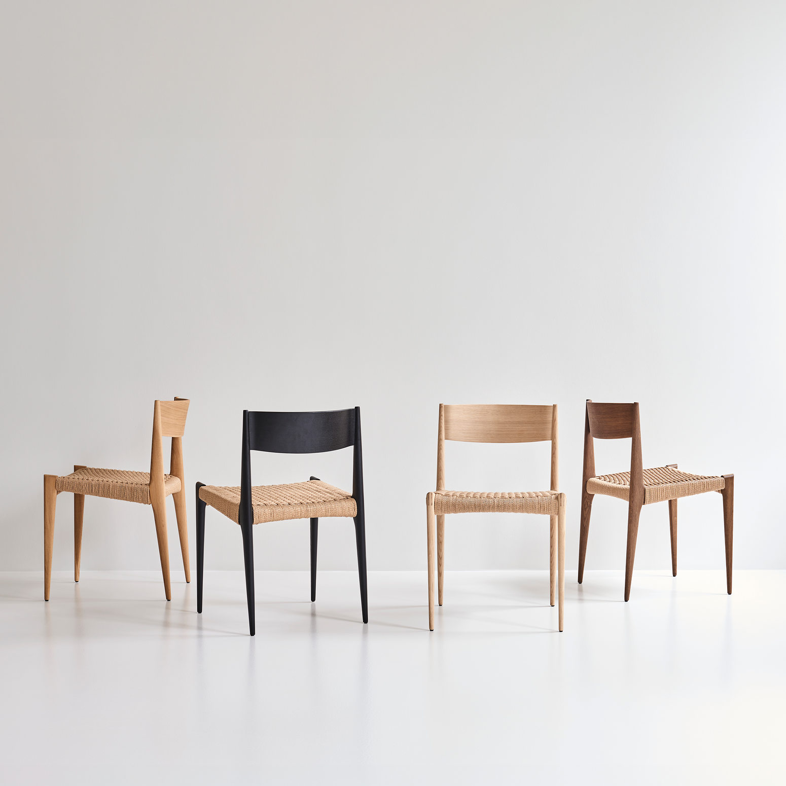 Spisestolen Pia Chair fra dk3 kommer i oljet eik, såpevasket eik, røkt eik, valnøtt og sortlakkert eik. Fletten kan fåes i naturpapirsnor eller sort papirsnor.