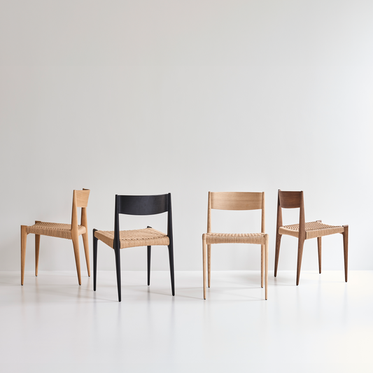 Spisestolen Pia Chair fra dk3 kommer i oljet eik, såpevasket eik, røkt eik, valnøtt og sortlakkert eik. Fletten kan fåes i naturpapirsnor eller sort papirsnor.