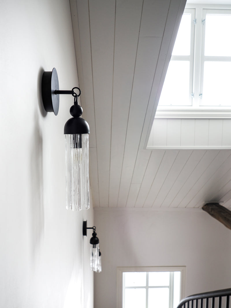 Vegglampe Fontaine Wall Lamp fra Meublé med base i svart.