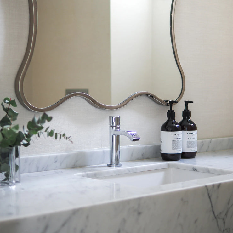 Det dekorative speilet Bonie fra Meublé med bølgekant i størrelsen 70x100 cm kommer med enten krombelagt eller polert messingramme. Nydelig på et baderom, over et konsollbord i stuen, på et soverom eller i gangen!