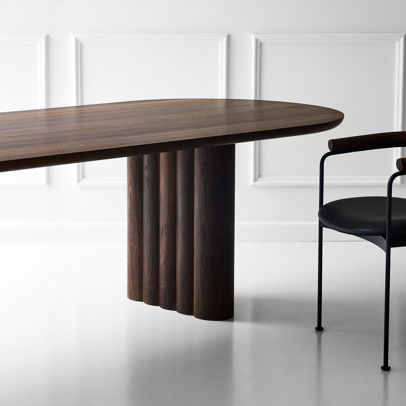 Spisebord Plush Table fra dk3 i røkt eik.