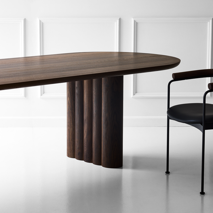 Spisebord Plush Table fra dk3 i røkt eik.