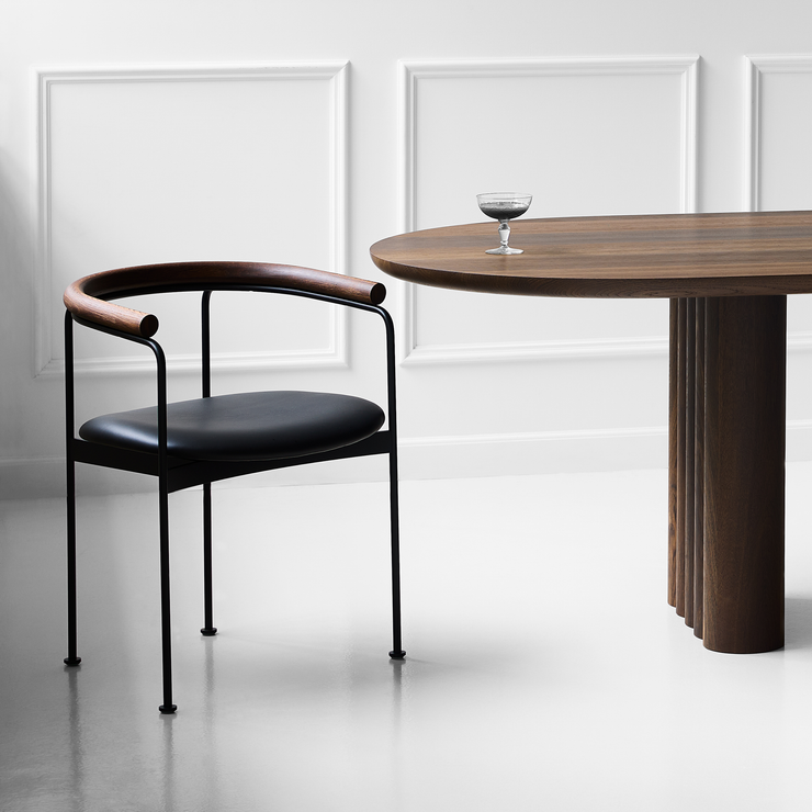Spisestolen Baia Chair fra dk3 kan tilpasses med forskjellige kombinasjoner av rammefarger, treslag og setemateriale – noe som gjør den helt perfekt for ulike interiørstiler og personlige preferanser.