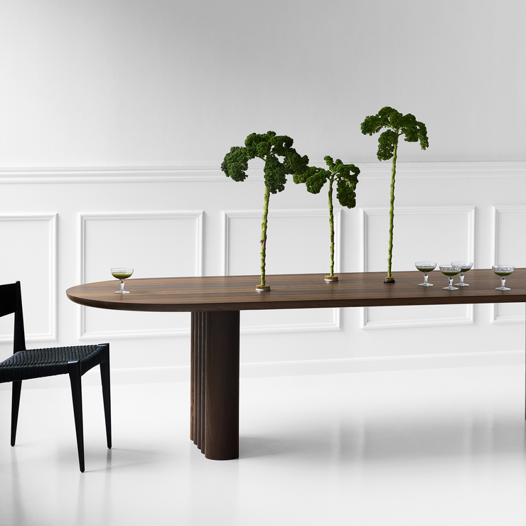Spisebord Plush Table fra dk3 i røkt eik.