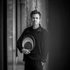 Designeren bak, den anerkjente kokken og restaurantgründeren Sergio Herman, har latt seg inspirere av japansk raffinement og skjønnheten i det ufullkomne. Serviset håndlages og varierer dermed noe i uttrykk – og det er jo bare fint! Inku er også skapt på bakgrunn av hans egne praktiske erfaring på kjøkkenet – og de mange kulinariske øyeblikkene han har hatt i løpet av sin over tretti år lange karriere.