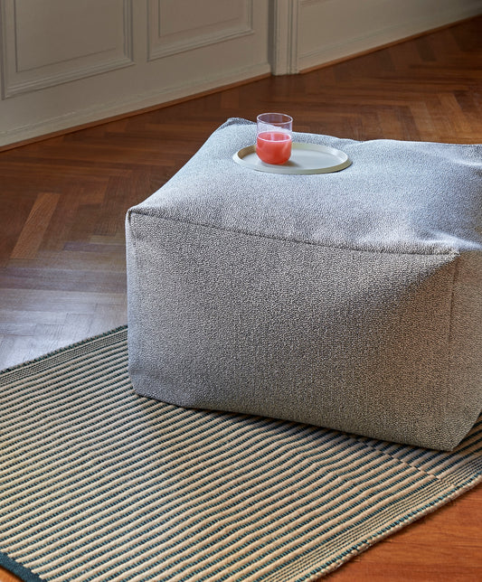 Løperen Tapis fra Hay, designet av Julie Richoz, er vevd i et levende mønster i en blanding av jute og bomullstråder i svart og grønt. Vi liker hvordan det tilfører et raffinert uttrykk og gir hjemmet et preg av natur på elegant vis. Løperen er like vakker å bruke i gangen, som på kjøkkenet og soverommet! 
