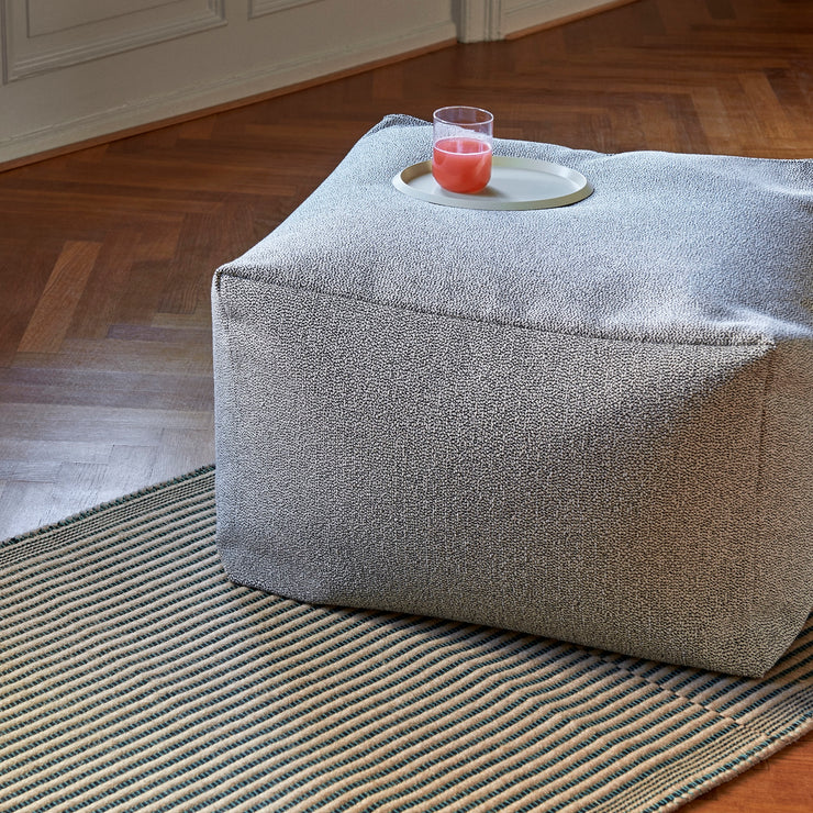 Løperen Tapis fra Hay, designet av Julie Richoz, er vevd i et levende mønster i en blanding av jute og bomullstråder i svart og grønt. Vi liker hvordan det tilfører et raffinert uttrykk og gir hjemmet et preg av natur på elegant vis. Løperen er like vakker å bruke i gangen, som på kjøkkenet og soverommet! 