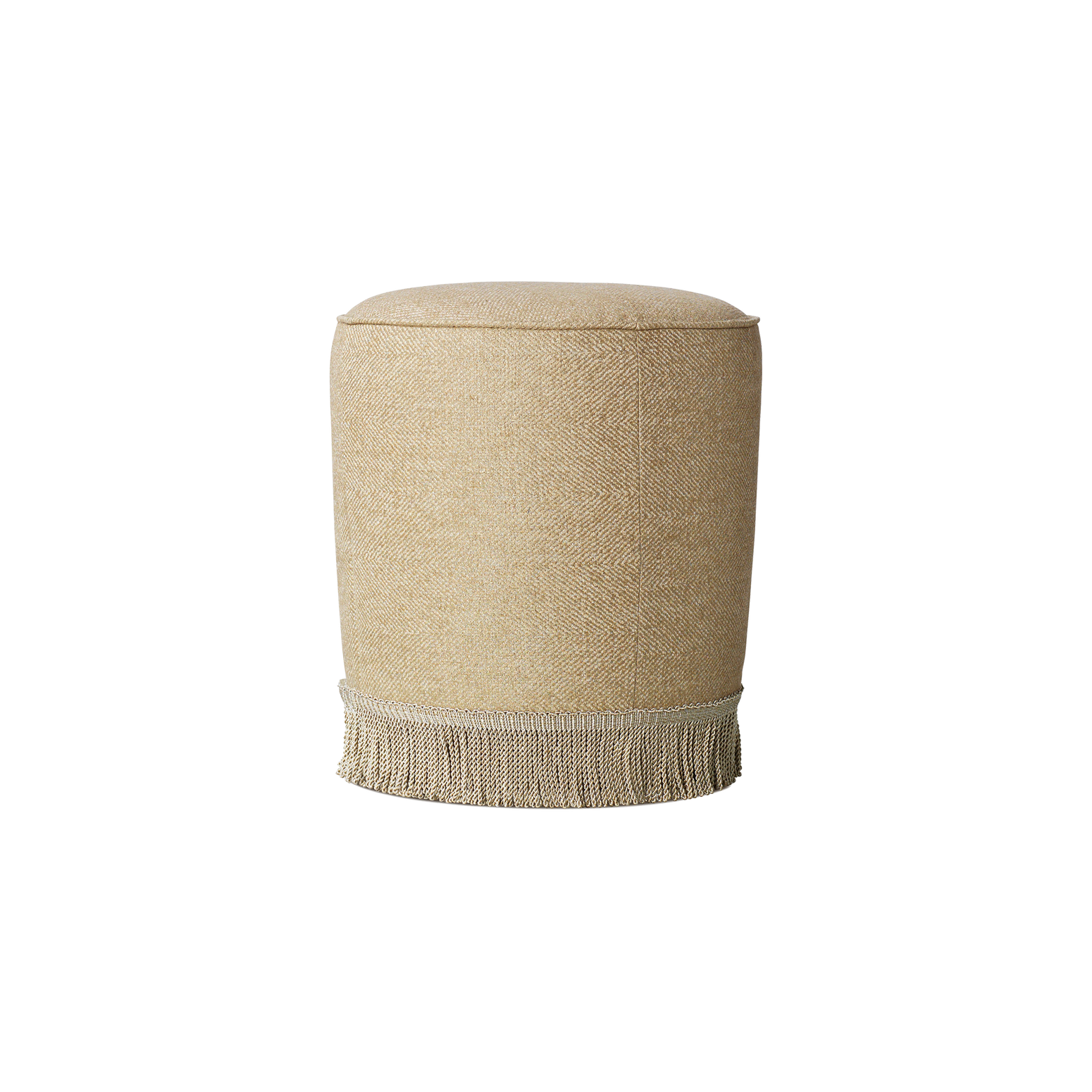 Er det to ting som er vanskelig å motstå, så er det puffer og frynser. Denne vakre nette puffen fra Gubi kombinerer begge deler, og passer perfekt i en gang, på et soverom eller i en stue. Her i tekstilet Chianti 03