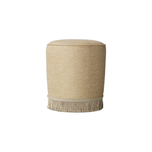 Er det to ting som er vanskelig å motstå, så er det puffer og frynser. Denne vakre nette puffen fra Gubi kombinerer begge deler, og passer perfekt i en gang, på et soverom eller i en stue. 