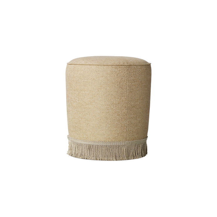 Er det to ting som er vanskelig å motstå, så er det puffer og frynser. Denne vakre nette puffen fra Gubi kombinerer begge deler, og passer perfekt i en gang, på et soverom eller i en stue. 