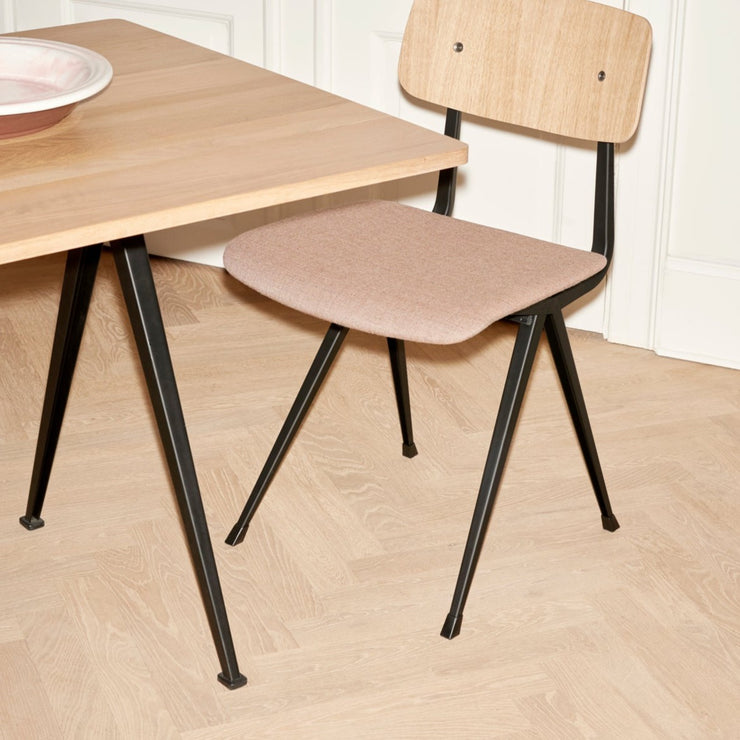 Bordet kommer i tre ulike størrelser – dette måler 85x 190 cm. Velg mellom pulverlakkert understell i svart eller beige utførelse og bordplate i lakkert massiv eik eller røkt oljet massiv eik.