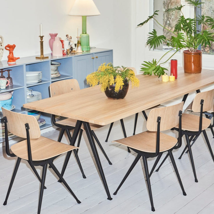 Spisebordet Pyramid Table fra Hay er designet for å være funksjonelt, lett og sterkt. Bordet består av et understell av stål med en rektangulær eikebordsplate i massivt tre.