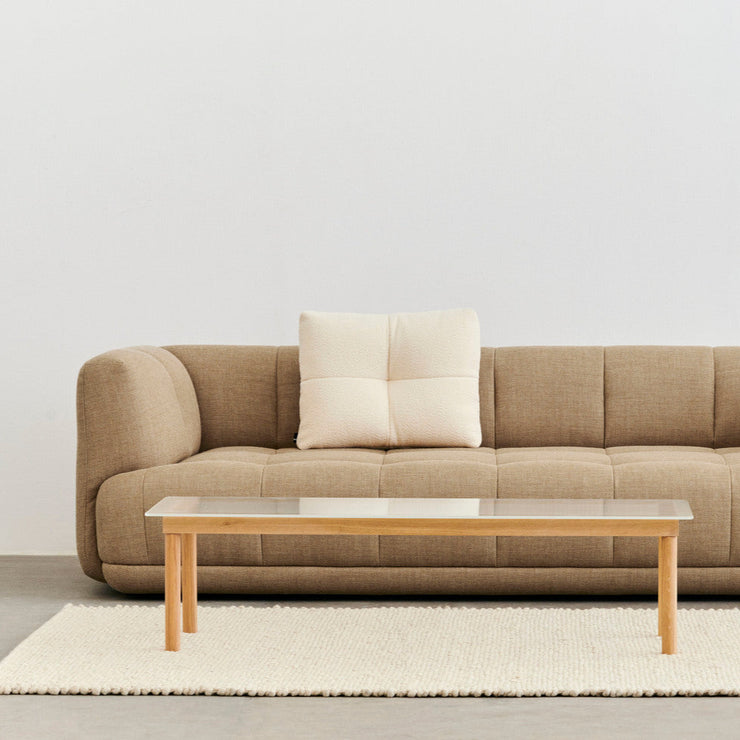 Sofa Quilton 3-seter fra Hay i tekstil Tadao 600. Sofaen er myk og komfortabel og har springfjærer (litt som en madrass), og holder derfor formen godt.