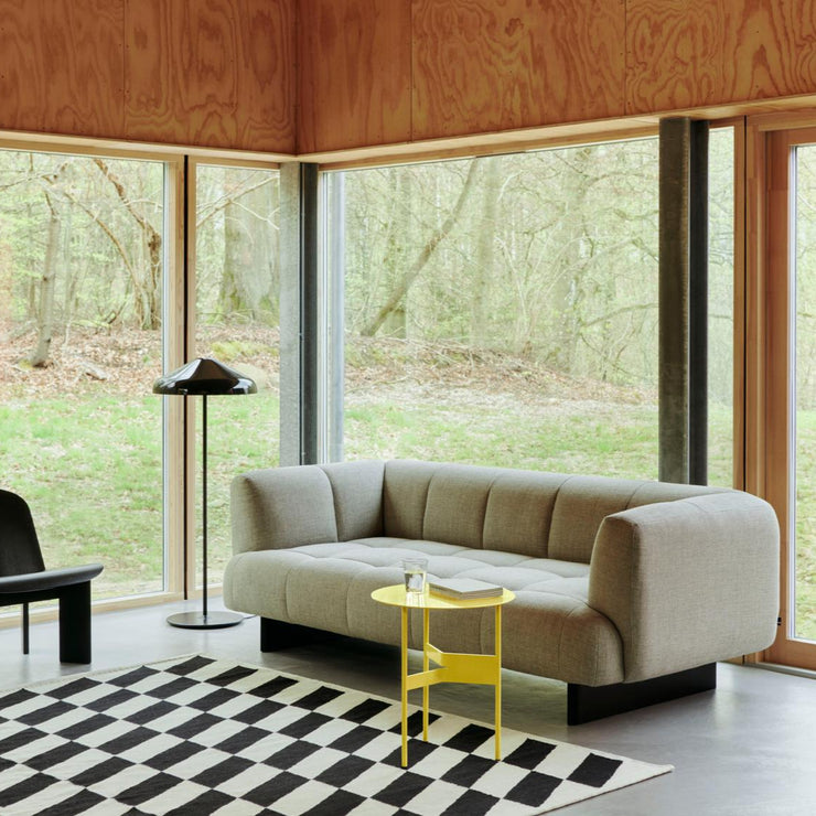 Sofa Quilton Lift fra Hay, 2-seter i tekstil Tadao 720 og ben i svartlakkert eik. 