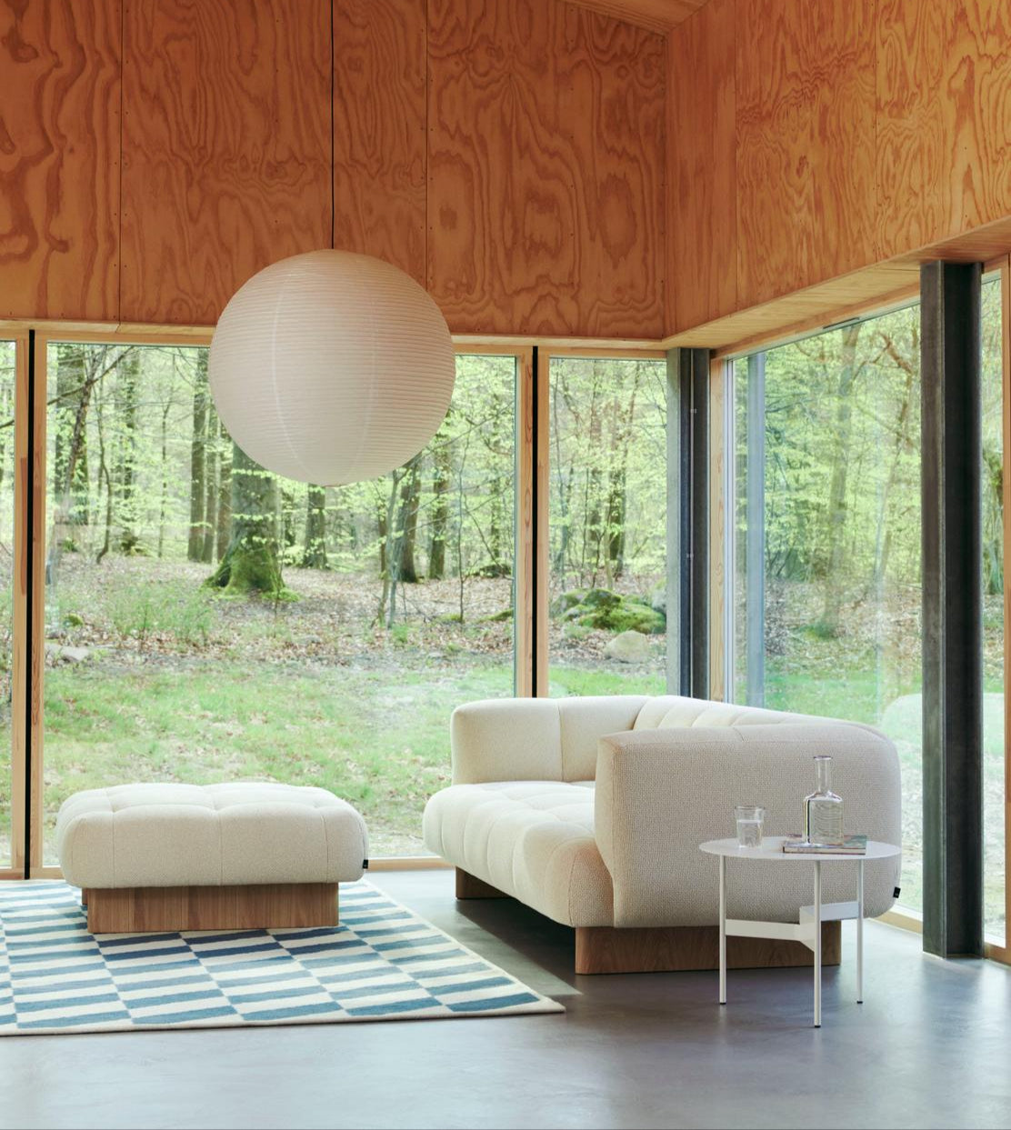 Designerne bak sofaserien Quilton fra Hay, Doshi Levien, har designet en sofa som skal kunne favne hele livet - her kan du leke, jobbe, sosialisere, sove og slappe av. Uttrykket er moderne, looken er fast, men likevel innbydende – og størrelsen er raus. Quilton Lift-serien kjennetegnes av at møblene hviler på en opphøyd base i tre, som elegant løfter møblene og skaper et lett og luftig uttrykk – som vi liker veldig godt!