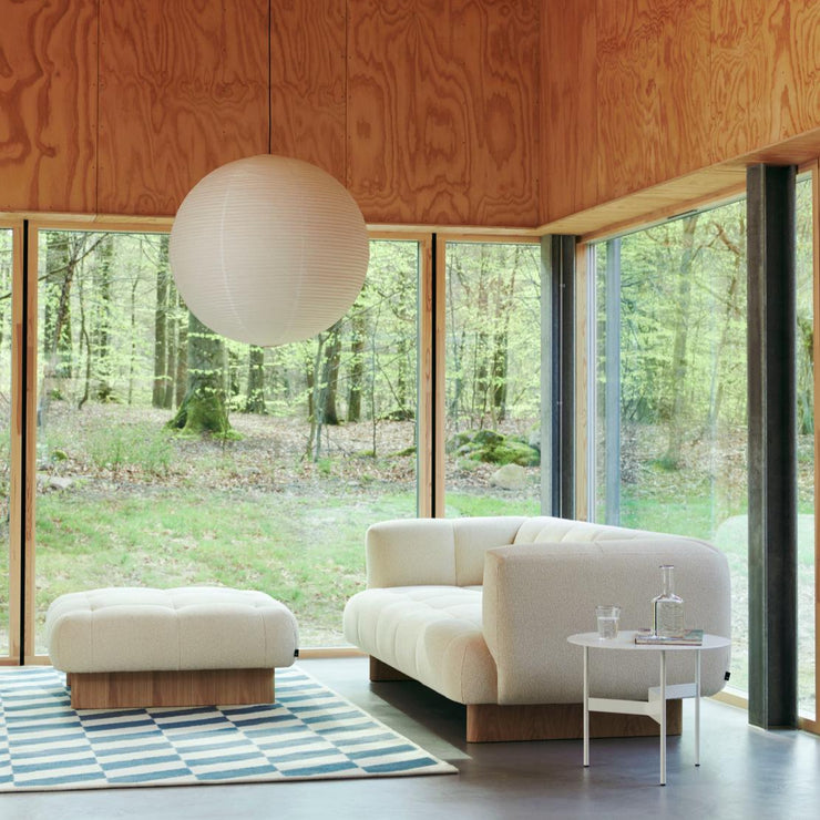 Designerne bak sofaserien Quilton fra Hay, Doshi Levien, har designet en sofa som skal kunne favne hele livet - her kan du leke, jobbe, sosialisere, sove og slappe av. Uttrykket er moderne, looken er fast, men likevel innbydende – og størrelsen er raus. Quilton Lift-serien kjennetegnes av at møblene hviler på en opphøyd base i tre, som elegant løfter møblene og skaper et lett og luftig uttrykk – som vi liker veldig godt!