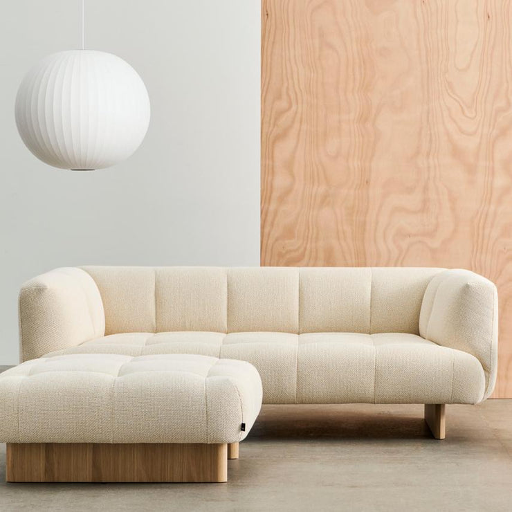 Sofa Quilton Lift fra Hay, 2-seter i tekstil Tartaglia 857 og ben i lakkert eik. Det finnes også en puff i samme serie.