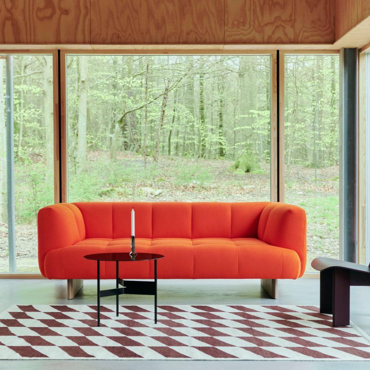 Sofa Quilton Lift fra Hay, 2-seter i tekstil Vidar 542 og ben i lakkert eik. 