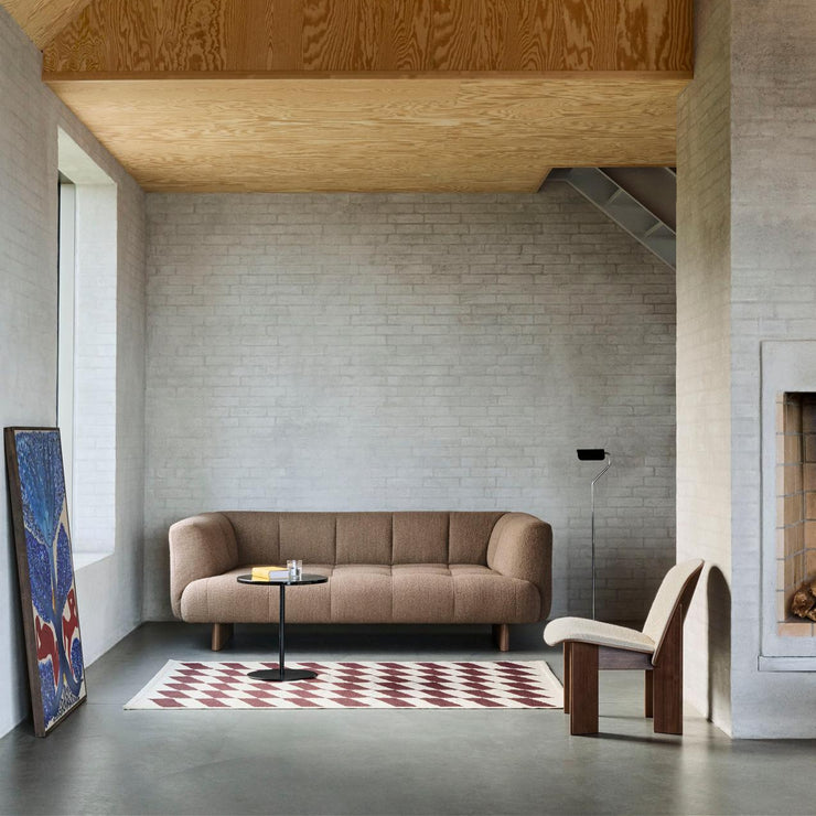 Sofa Quilton Lift fra Hay, 2-seter i tekstil Volume 30 og ben i lakkert valnøtt. 