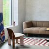 Sofa Quilton Lift fra Hay, 2-seter i tekstil Volume 30 og ben i lakkert valnøtt. 