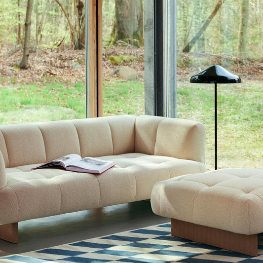 Sofa Quilton Lift fra Hay, 2-seter i tekstil Tartaglia 857 og ben i lakkert eik. 