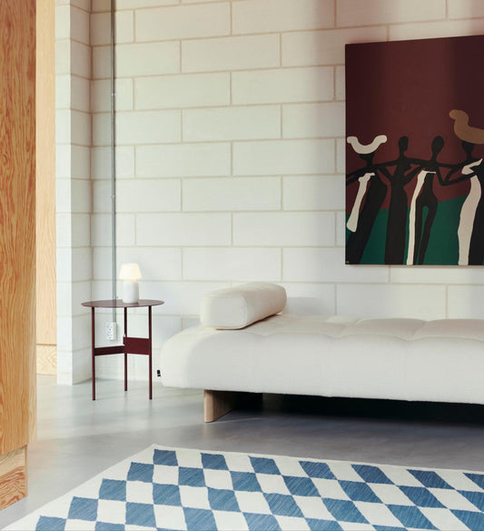 Dagseng Quilton Lift fra Hay: Designerne bak sofaserien Quilton fra Hay, Doshi Levien, har designet en kolleksjon møbler som skal kunne favne hele livet - her kan du leke, jobbe, sosialisere, sove og slappe av. Uttrykket er moderne, looken er fast, men likevel innbydende – og størrelsen er raus. Dagsengen er – som resten av serien – myk og komfortabel og har springfjærer (litt som en madrass), og holder derfor formen godt. 