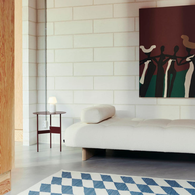 Dagseng Quilton Lift fra Hay: Designerne bak sofaserien Quilton fra Hay, Doshi Levien, har designet en kolleksjon møbler som skal kunne favne hele livet - her kan du leke, jobbe, sosialisere, sove og slappe av. Uttrykket er moderne, looken er fast, men likevel innbydende – og størrelsen er raus. Dagsengen er – som resten av serien – myk og komfortabel og har springfjærer (litt som en madrass), og holder derfor formen godt. 