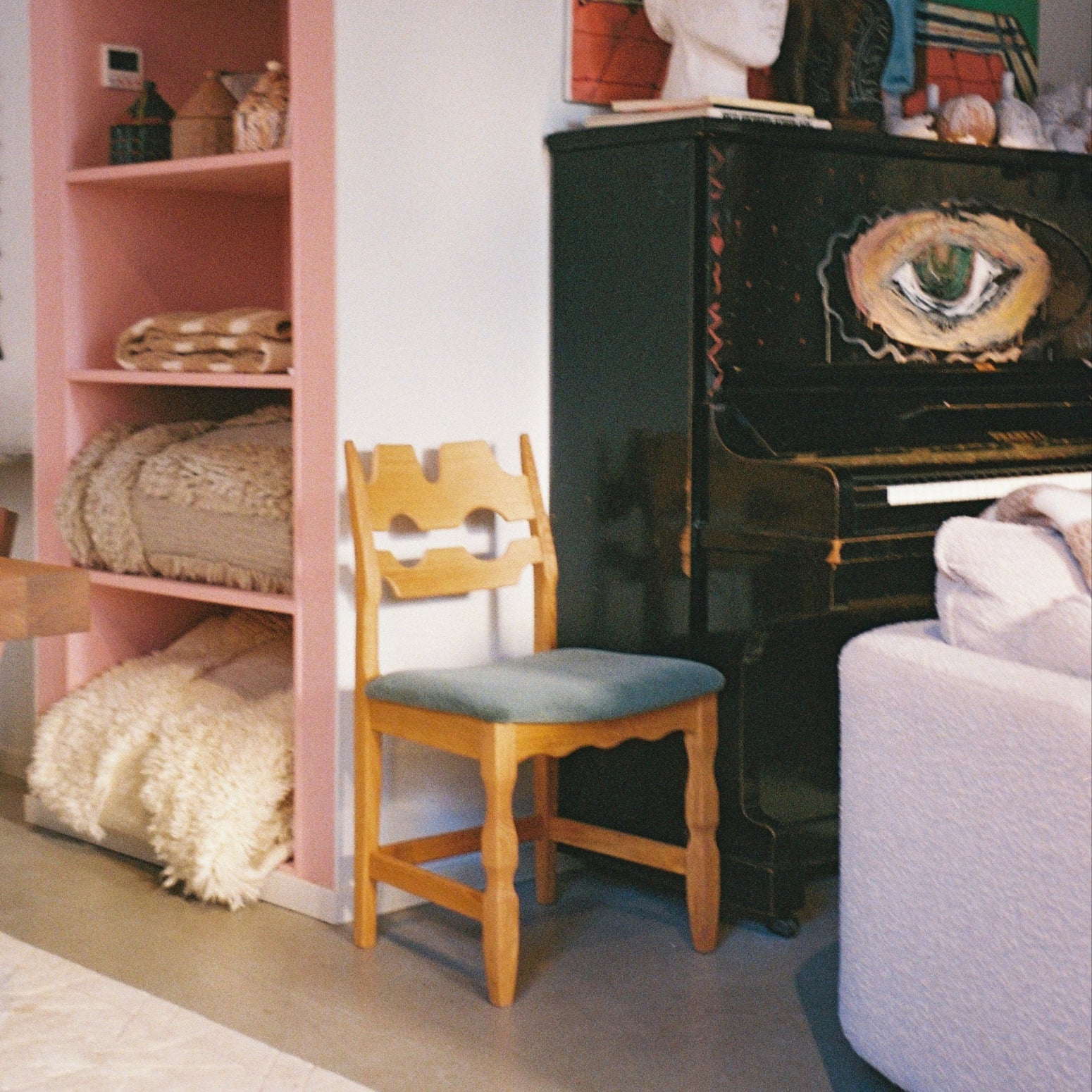 Spisestolen Razor Blade Dining Chair fra Dusty Deco er laget av massiv eik og har en karakteristisk silhuett, fremhevet av det intrikate, utskårne ryggpanelet.