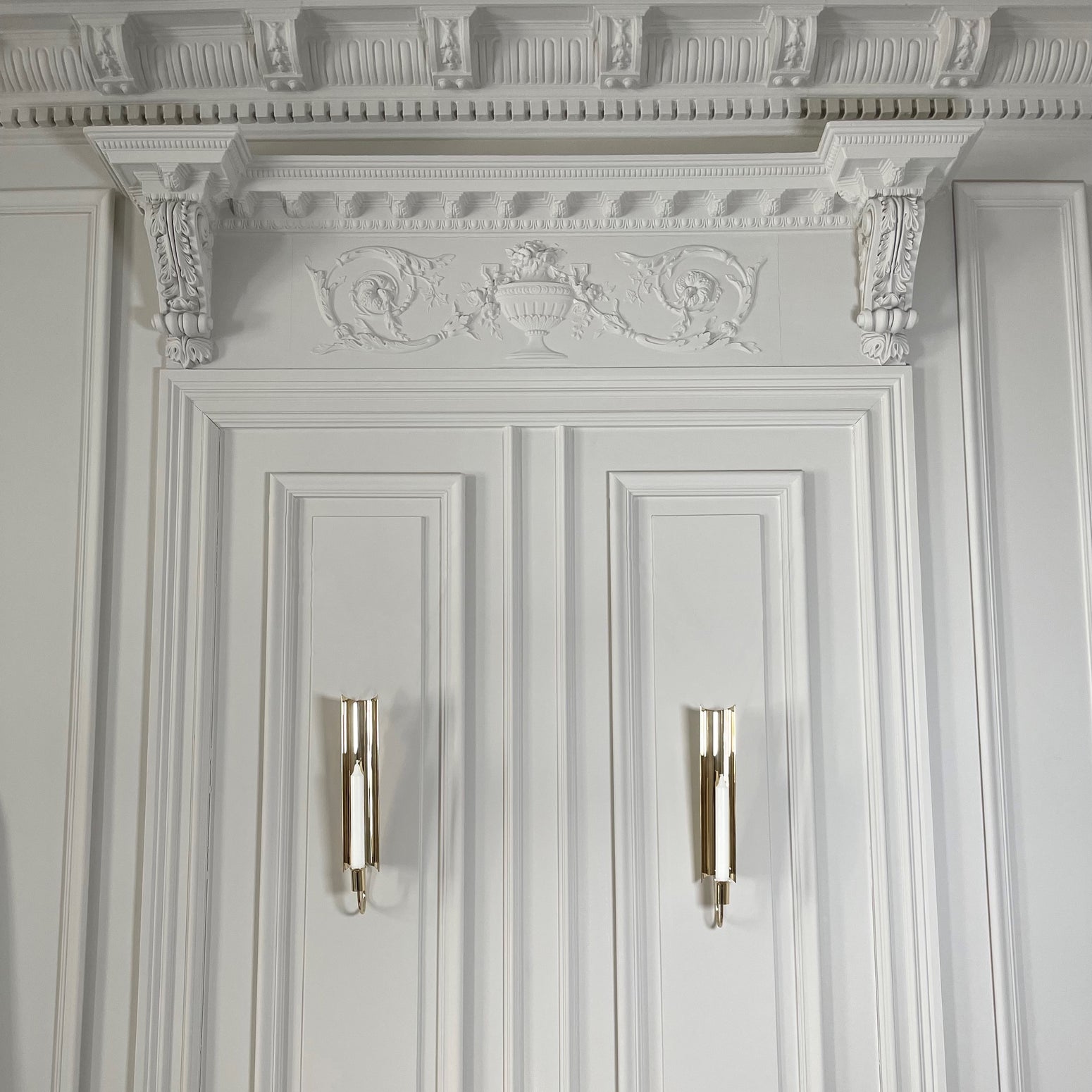 Vegglysestaken Reflex Sconce fra Skultuna er fin alene, men en duo er heller ikke feil, enten hengende ved siden av hverandre eller med en mer asymmetrisk plassering. To av samme på hver sin side av et speil eller et bilde – eksempelvis over en skjenk – er også superfint!
