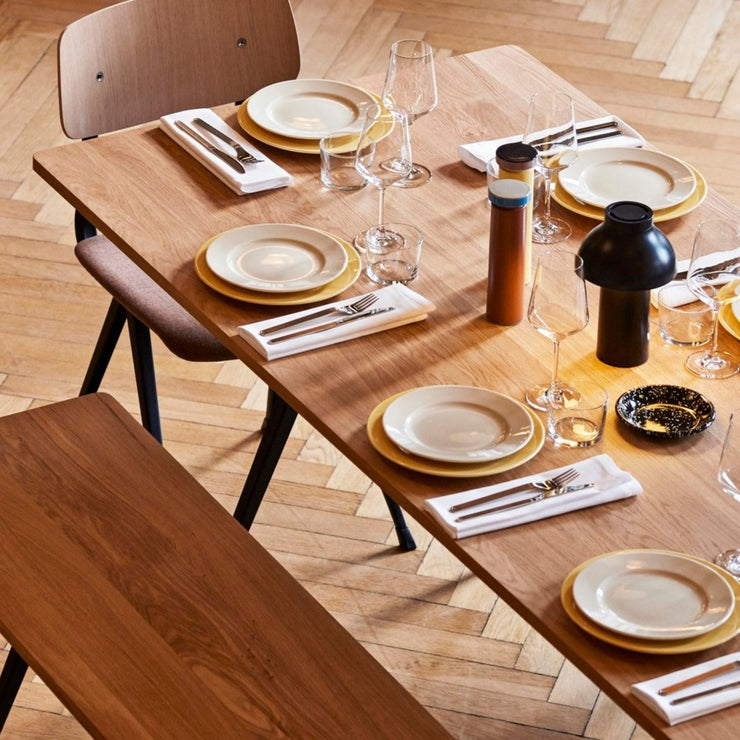 Bordet kommer i tre ulike størrelser – dette måler 85x300 cm. Velg mellom pulverlakkert understell i svart eller beige og bordplate i lakkert massiv eik eller røkt oljet massiv eik.
