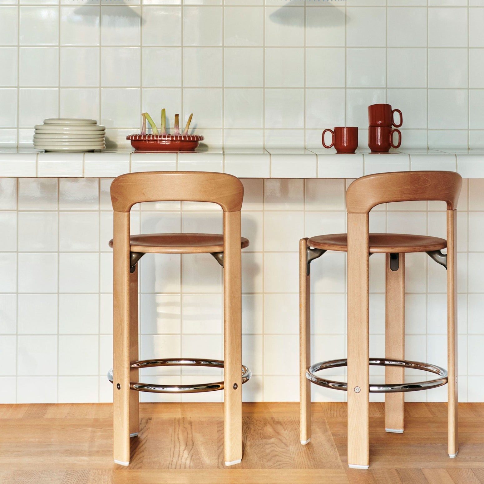 Barkrakken Rey Bar Stool Low fra Hay er tilgjengelig med og uten polstret sete. Tekstilet som er brukt på de polstrede variantene heter Steelcut Trio, og er et nydelig strukturert ulltekstil fra Kvadrat.