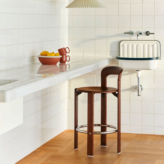 Vi elsker det karakteristiske designet på barkrakken Rey Bar Stool Low fra Hay! Det tilfører nemlig enhver innredning en fin dose vintagevibber. Og det at barkrakken har en setehøyde på 65 cm, gjør den ideell som barstol på de fleste kjøkken.