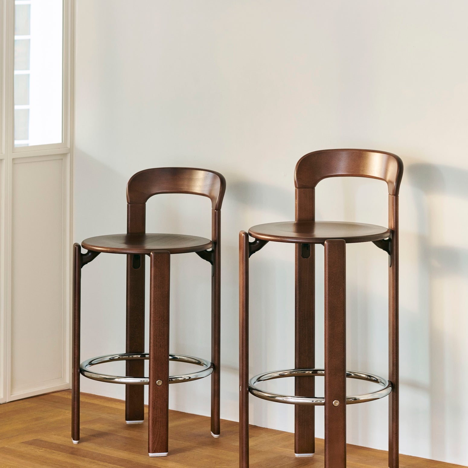 Vi elsker det karakteristiske designet på barkrakken Rey Bar Stool High fra Hay! Det tilfører nemlig enhver innredning en fin dose vintagevibber. Denne varianten av barkrakken har en setehøyde på 75 cm. Det finnes også en lavere barstol – med høyde 65 cm, i samme serie. 
