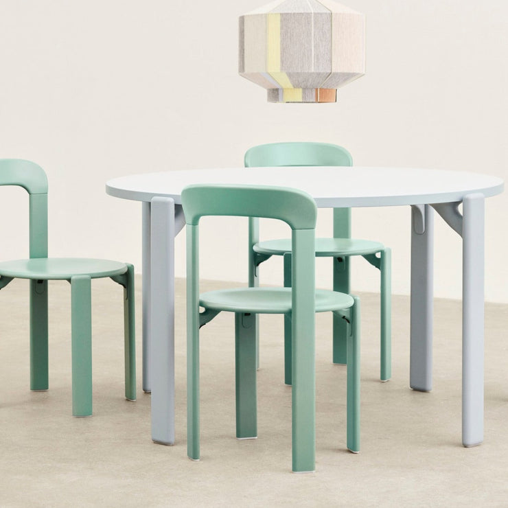 Vil du gå for en sukkersøt og kjølig fargekombinasjon kan du velge spisebordet Rey i fargen Slate blue med spisestoler i fargen Fall green!