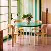 Grønne nyanser står veldig fint til stolen i fargen Golden. Og terrazzo!
