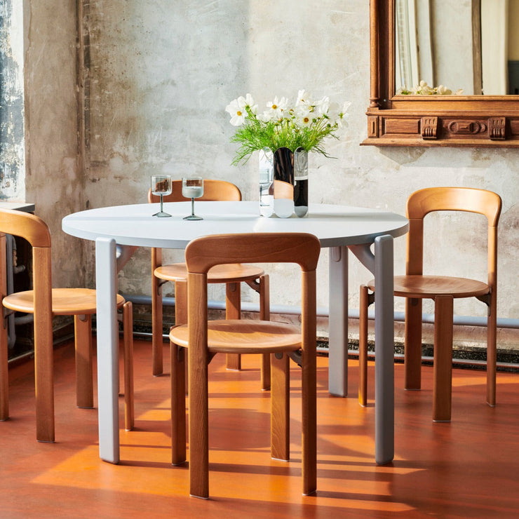 I serien Rey fra Hay finnes det også et spisebord samt spisestoler med og uten polstret sete. Serien er ikonisk – og stolen er kåret til den mest suksessrike sveitsiske stolen gjennom tidene!