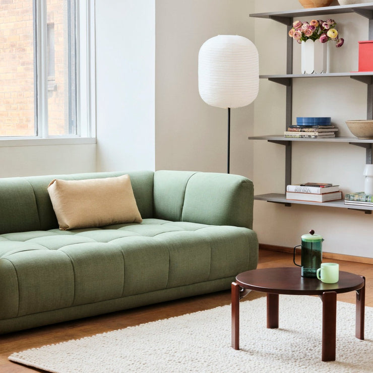 Sofabordet Rey i fargen Umber brown står nydelig til grønt og lyse nyanser som krem og sand.