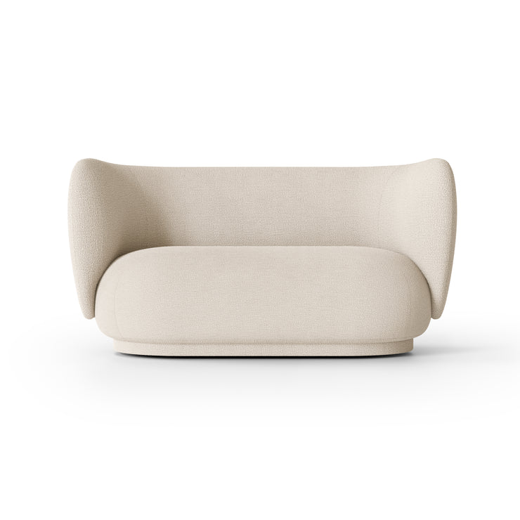 Sofa Rico 2 seter fra ferm Living i tekstilet Bouclé i fargen Off-White