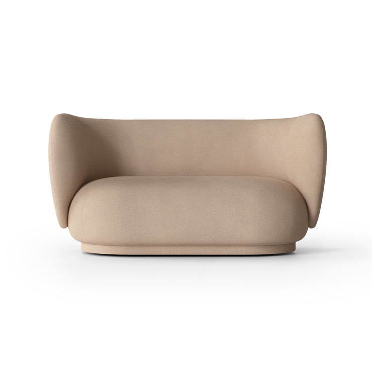 Sofa Rico 2 seter fra ferm Living i tekstilet Brushed i fargen Sand