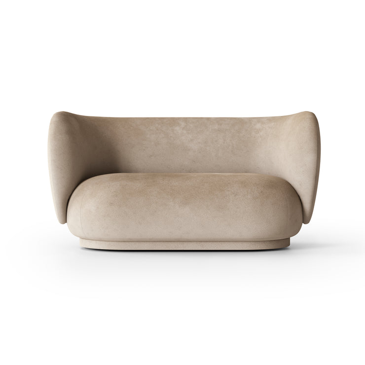 Sofa Rico 2 seter fra ferm Living i tekstilet Faded Velvet i fargen Sand