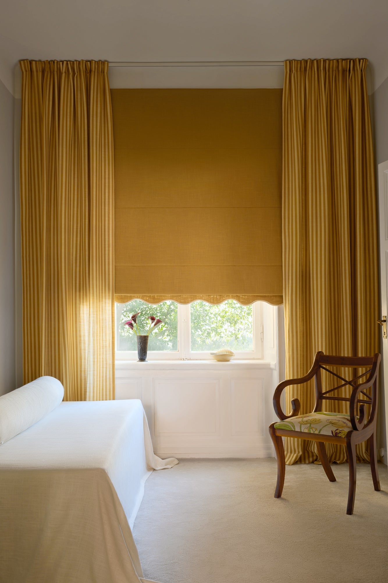 Sennepsgul mørkleggende liftgardin i vevd lin Scallop Edge fra Gotain i fargen Mustard / Ivory. Her med lange mørkleggende gardiner i vevd lin i fargen Stripe Mustard