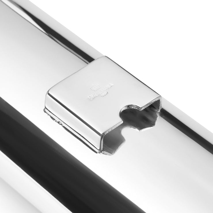 Vegglysestake Reflex Sconce fra Skultuna i sølvbelagt messing. Vegglysestakene er enkle å henge opp.