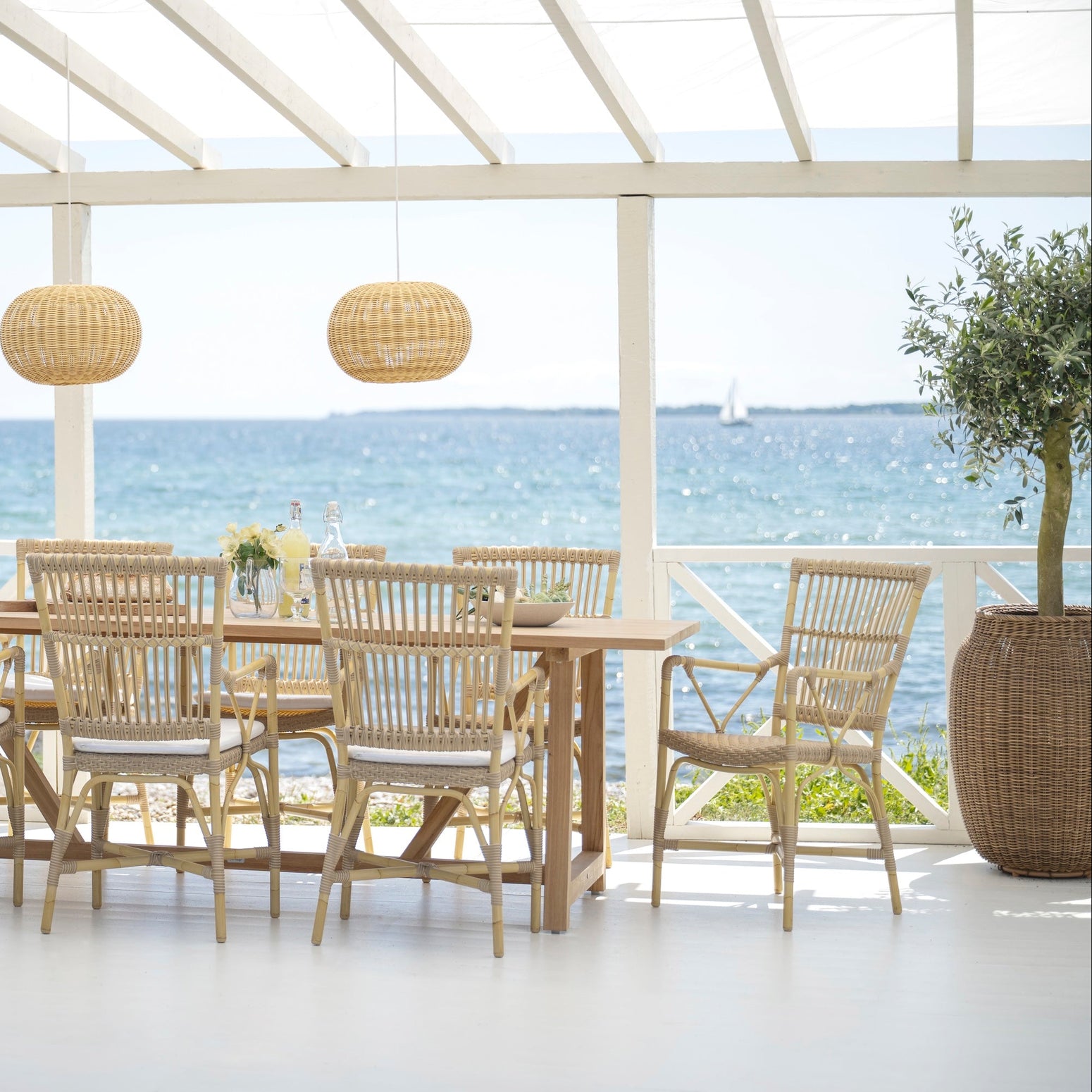 Vakker spisestol med armlener til uteplassen: Utestol Piano Dining Armchair fra Sika Design