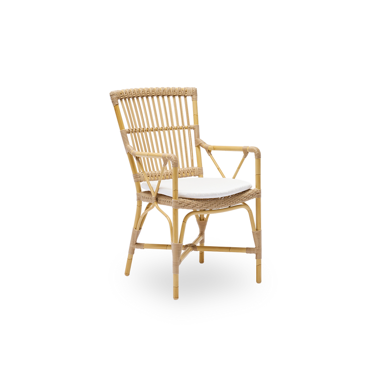 Vakker spisestol med armlener til uteplassen: Utestol Piano Dining Armchair fra Sika Design, med sittepute