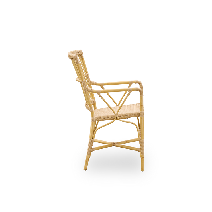 Vakker spisestol med armlener til uteplassen: Utestol Piano Dining Armchair fra Sika Design