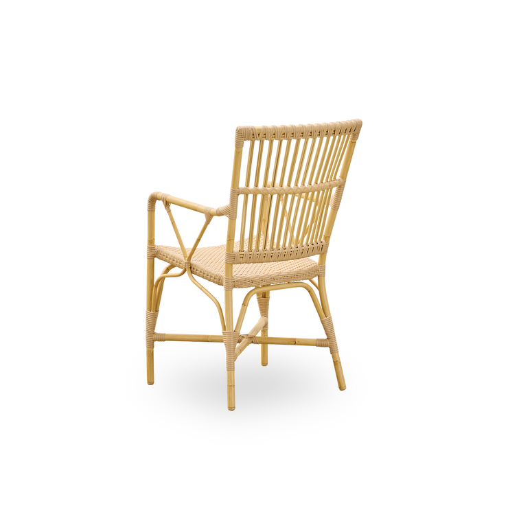 Vakker spisestol med armlener til uteplassen: Utestol Piano Dining Armchair fra Sika Design