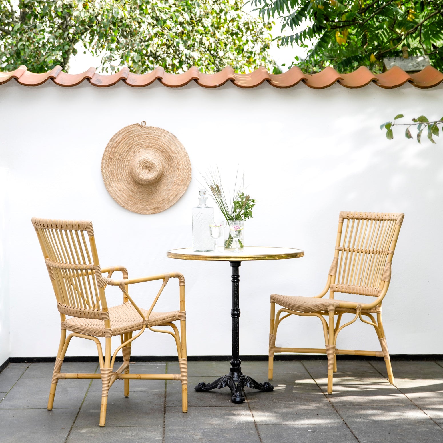 Utestolen Piano Dining Armchair fra Sika Design er en vakker spisestol designet for uteplassen, håndlaget i de værbestandige materialene Alu-Rattan og ArtFibre.